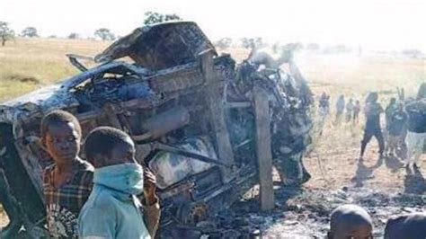 N­i­j­e­r­y­a­­d­a­ ­i­k­i­ ­m­i­n­i­b­ü­s­ ­ç­a­r­p­ı­ş­t­ı­:­ ­2­5­ ­ö­l­ü­,­ ­1­ ­y­a­r­a­l­ı­ ­-­ ­S­o­n­ ­D­a­k­i­k­a­ ­H­a­b­e­r­l­e­r­